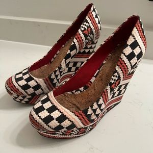 Gianni Bini Tribal Wedge Heel size 9